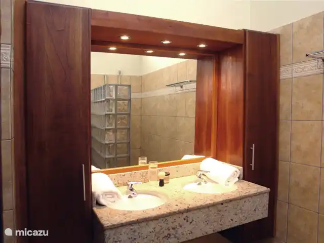 Location de Vacances Curaçao, Curaçao-Centre, Blue Bay, villa - Villa BlueBay à 50m de la plage des palmiers 2 salles de bains avec sèche-cheveux, toilettes et douche.