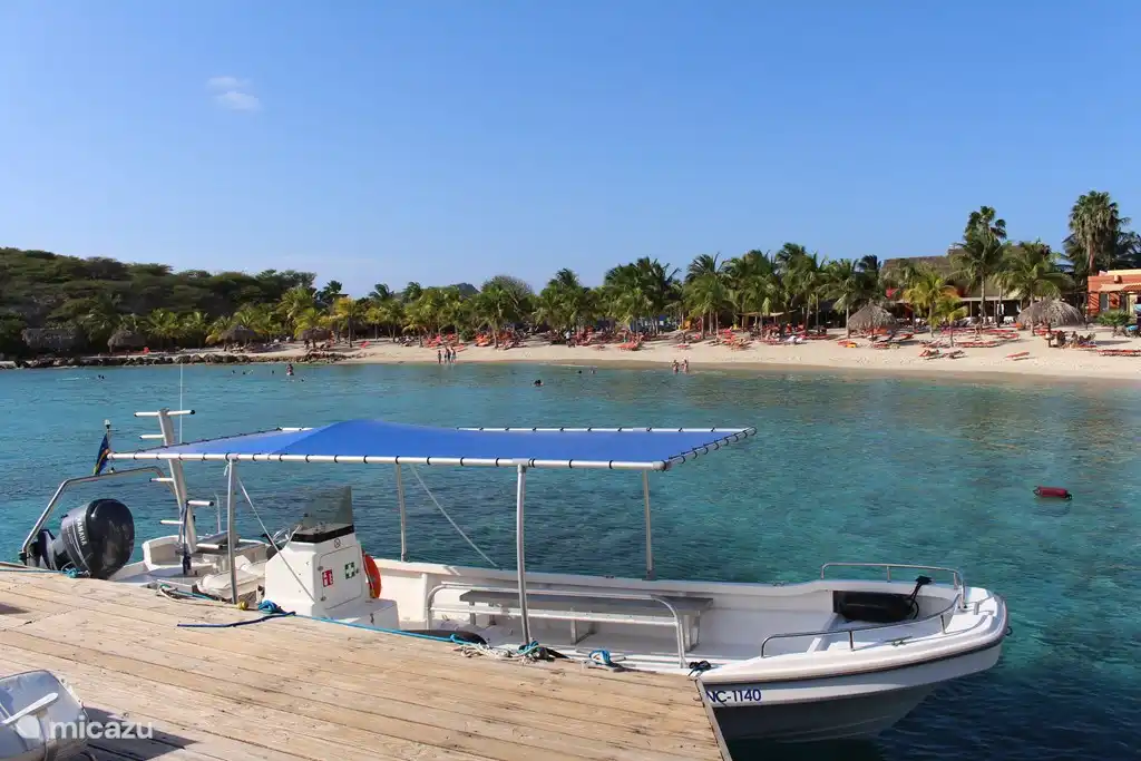Excursions by boat are also organized via the dive shop Blue Bay.