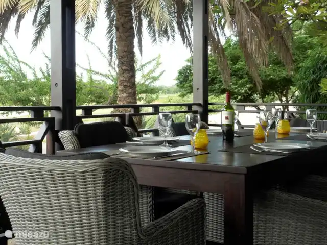 Location de Vacances Curaçao, Curaçao-Centre, Blue Bay, villa - Villa BlueBay à 50m de la plage des palmiers Table à manger avec une belle vue sur la verdure tropicale.
