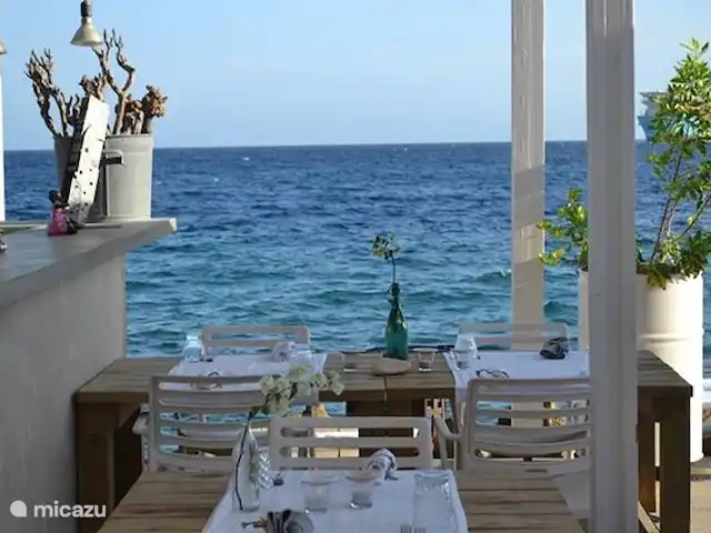 Location de Vacances Curaçao, Curaçao-Centre, Blue Bay, villa - Villa BlueBay à 50m de la plage des palmiers Dîner au bord de la mer au restaurant BijBlauw, au milieu du quartier branché de Pietermaai, centre de Willemstad.