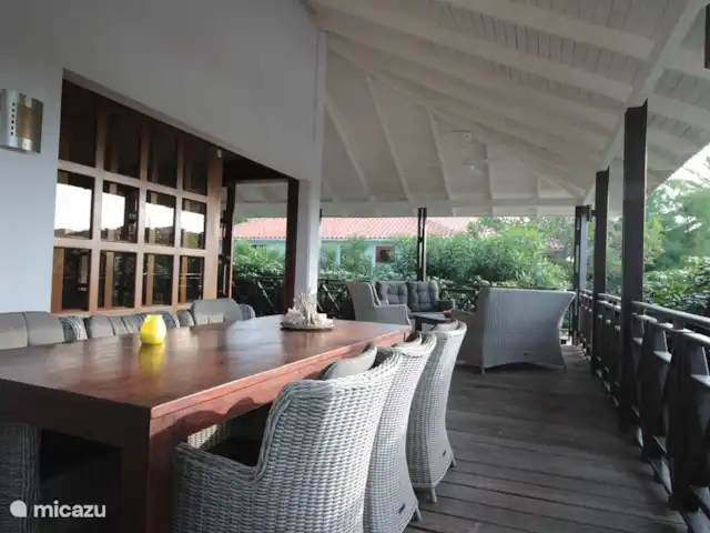 Location de Vacances Curaçao, Curaçao-Centre, Blue Bay, villa - Villa BlueBay à 50m de la plage des palmiers Terrasse en L très spacieuse avec de nouveaux ventilateurs et un éclairage chaleureux