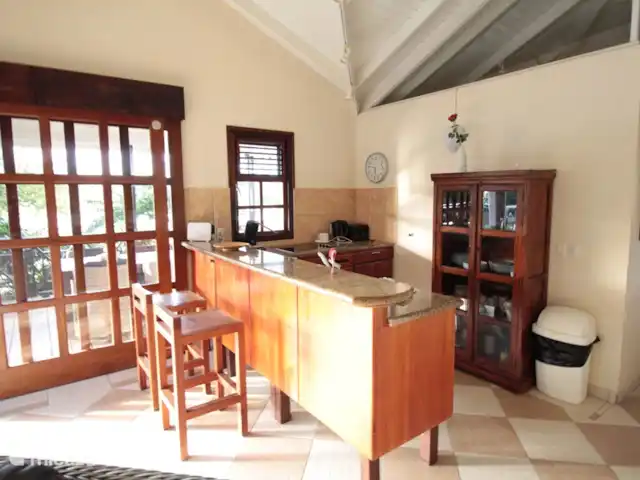 Location de Vacances Curaçao, Curaçao-Centre, Blue Bay, villa - Villa BlueBay à 50m de la plage des palmiers Cuisine ouverte lumineuse et ensoleillée, équipée de toutes sortes d'équipements : lave-vaisselle, robot ménager, cafetière Senseo, four micro-ondes, cafetière à tonte mix