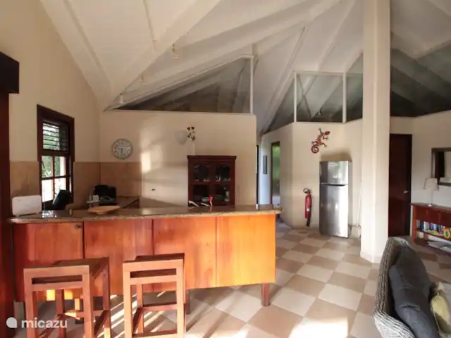 Location de Vacances Curaçao, Curaçao-Centre, Blue Bay, villa - Villa BlueBay à 50m de la plage des palmiers Cuisine lumineuse, bibliothèque et haut-parleur Bluetooth moderne pour votre musique.