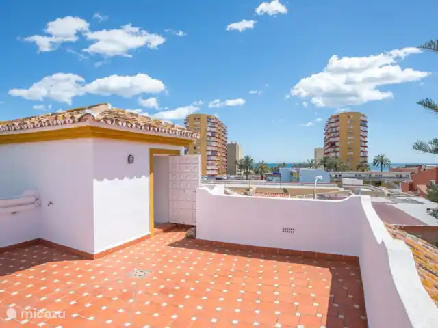 Piscina climatizada+jacuzzi+playa en España, Costa del Sol, Benalmádena - villa la terraza de la azotea con vistas.
Tenemos tumbonas y otros muebles aquí