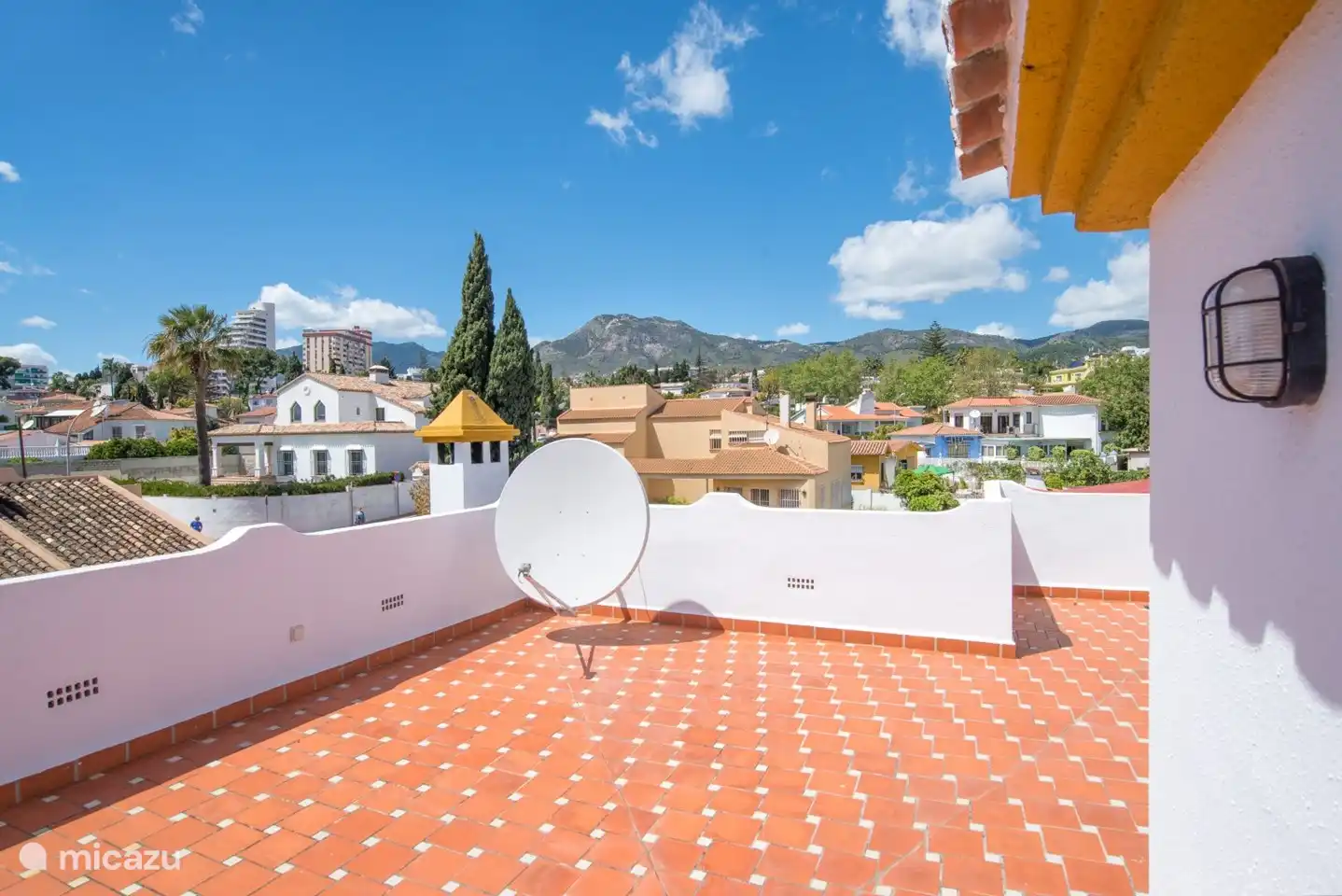 la terrasse sur le toit avec la vue.
Nous avons des chaises longues et d’autres meubles ici