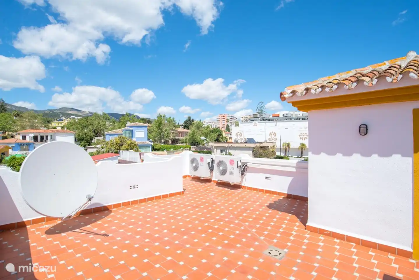 la terrasse sur le toit avec la vue.
Nous avons des chaises longues et d’autres meubles ici