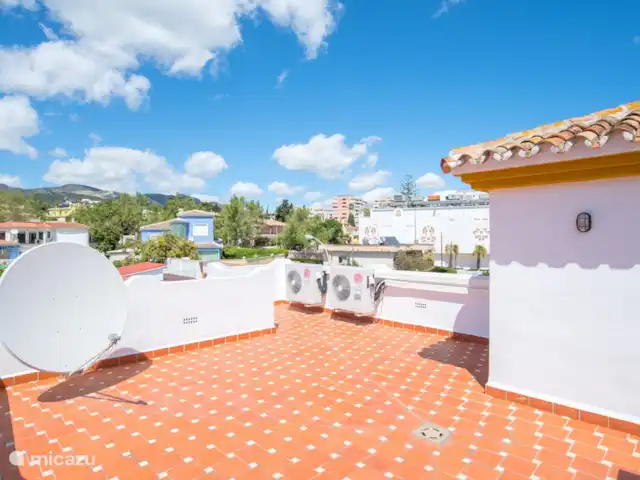 Piscina climatizada+jacuzzi+playa en España, Costa del Sol, Benalmádena - villa la terraza de la azotea con vistas.
Tenemos tumbonas y otros muebles aquí