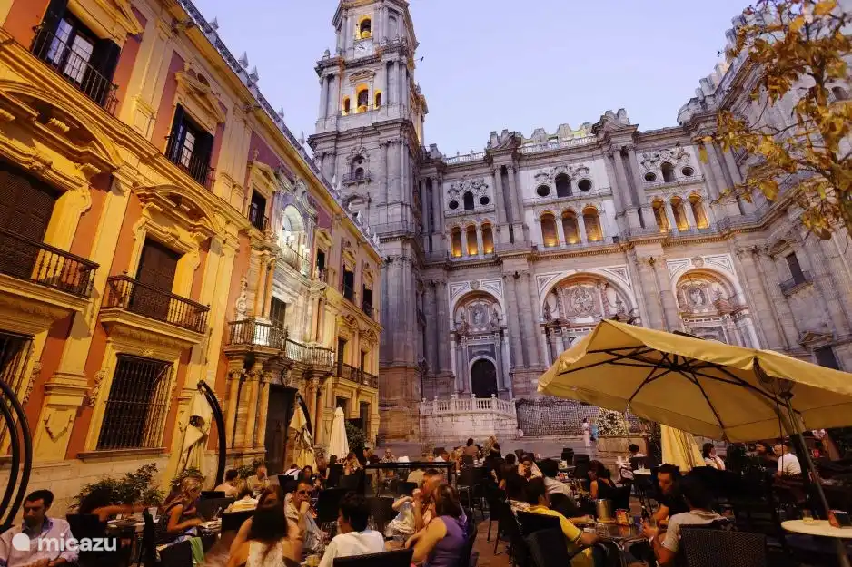 Málaga, ne la manquez pas ! Belle vieille ville, avec de nombreux magasins, restaurants et musées. L'arrêt de bus se trouve à 3 minutes à pied de notre villa.