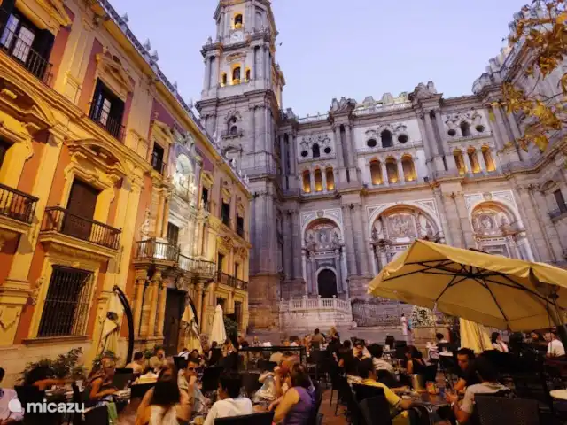 Piscina climatizada+jacuzzi+playa en España, Costa del Sol, Benalmádena - villa Málaga, ¡no te lo pierdas! Hermoso casco antiguo, con muchas tiendas, restaurantes y museos. La parada de autobús se encuentra a 3 minutos a pie de nuestra villa.