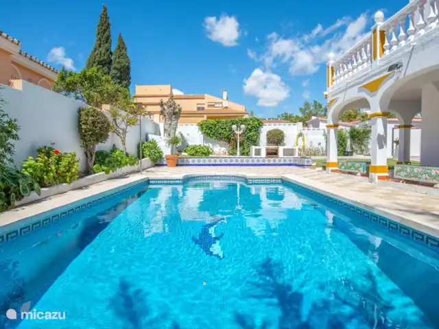 Piscina climatizada+jacuzzi+playa en España, Costa del Sol, Benalmádena - villa Piscina climatizada. Todo el año 29 grados