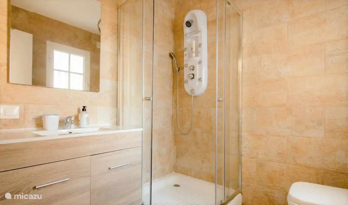 Salle de bain attenante au rez-de-chaussée