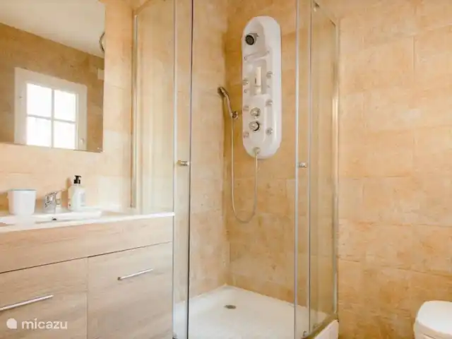 Piscina climatizada+jacuzzi+playa en España, Costa del Sol, Benalmádena - villa Baño en suite en la planta baja