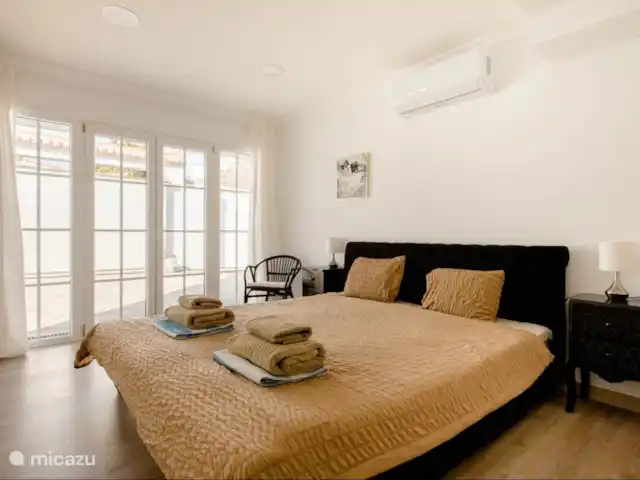 Piscina climatizada+jacuzzi+playa en España, Costa del Sol, Benalmádena - villa Dormitorio 1 en la planta baja