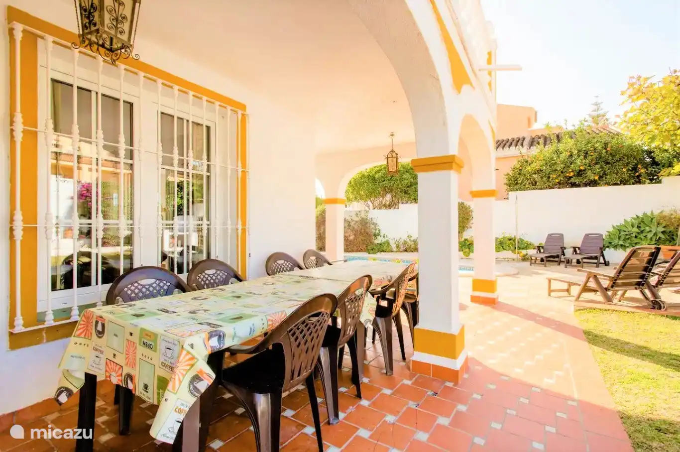 table extérieure près du BBQ 10 personnes assises