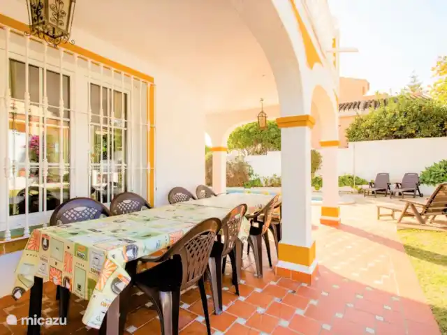 Piscina climatizada+jacuzzi+playa en España, Costa del Sol, Benalmádena - villa mesa exterior cerca de la barbacoa con capacidad para 10 personas