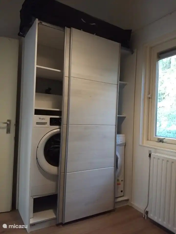 Waschmaschine und Trockner im Schrank