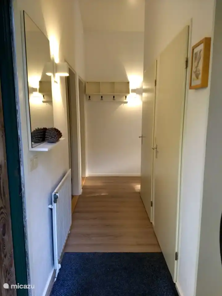 Gehen Sie von der Haustür aus nach rechts zu Bad und WC