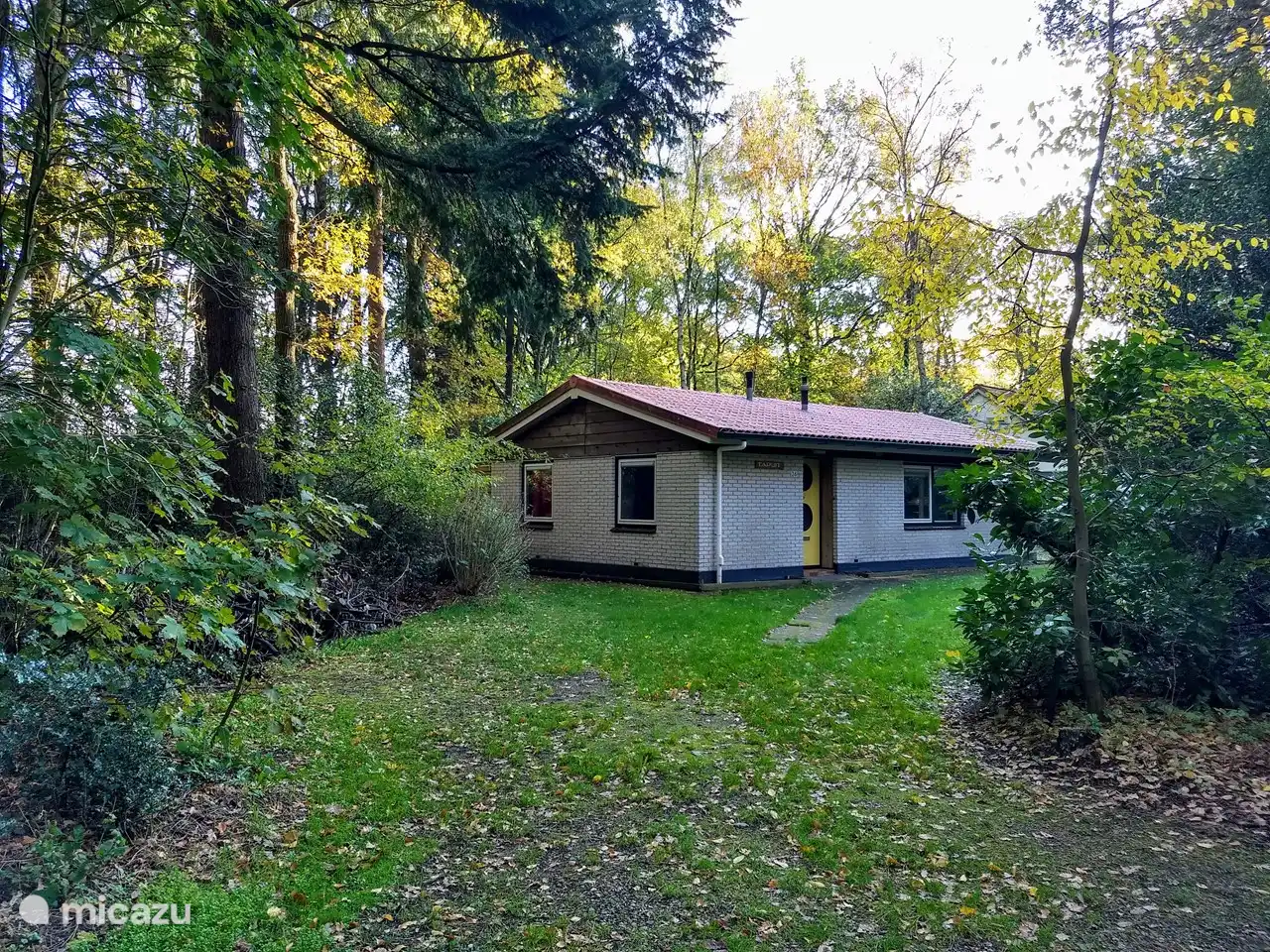 Einfahrt zum Haus, das Auto kann hier geparkt werden