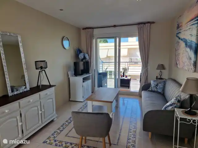 Casa Pescador 'Gonzales 71' en España, Costa del Azahar, Vinaroz - apartamento El televisor de la sala de estar está equipado con Google TV, por lo que puede iniciar sesión en su propia cuenta de Netflix durante las vacaciones. Puede ver la televisión holandesa a través de la aplicación Canal Digital, que está completamente instalada.