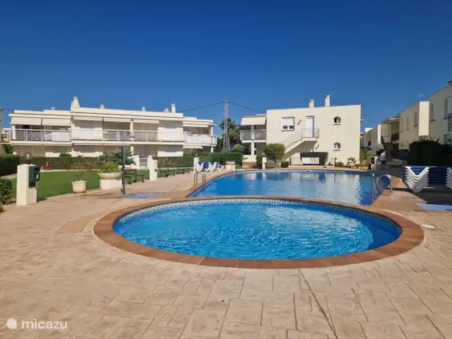 Casa Pescador 'Gonzales 71' en España, Costa del Azahar, Vinaroz - apartamento La piscina comunitaria tiene una sección para los más pequeños y una sección separada para los mayores.