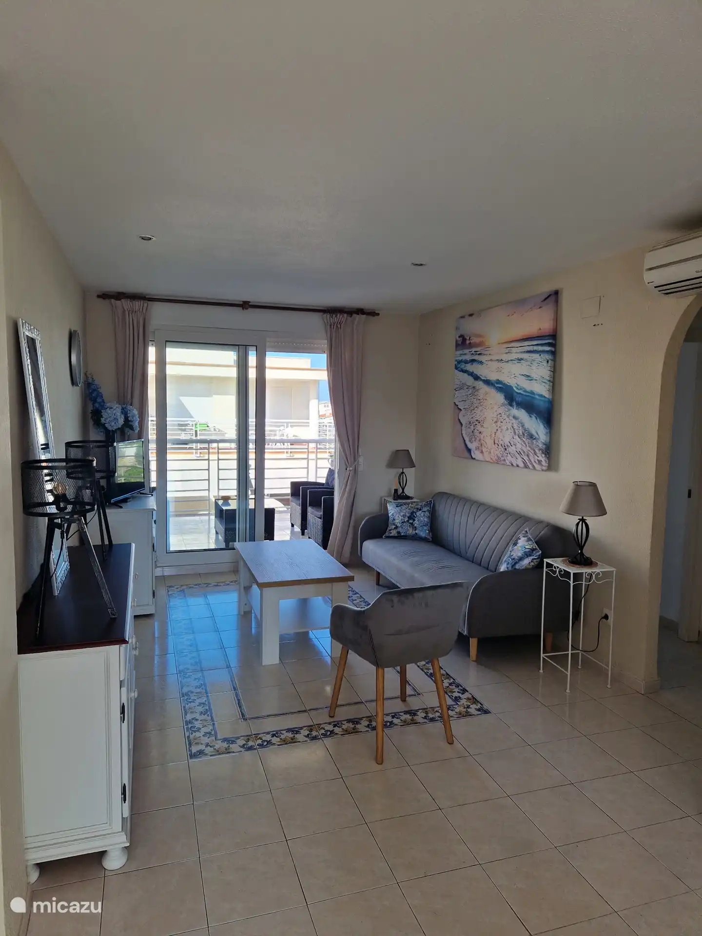 Vom gemütlichen Wohnzimmer aus gelangt man auf die Terrasse mit Lounge-Sitzgelegenheiten.  