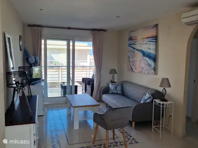 Casa Pescador 'Gonzales 71' en España, Costa del Azahar, Vinaroz - apartamento La acogedora sala de estar ofrece acceso a la terraza con asientos de salón.