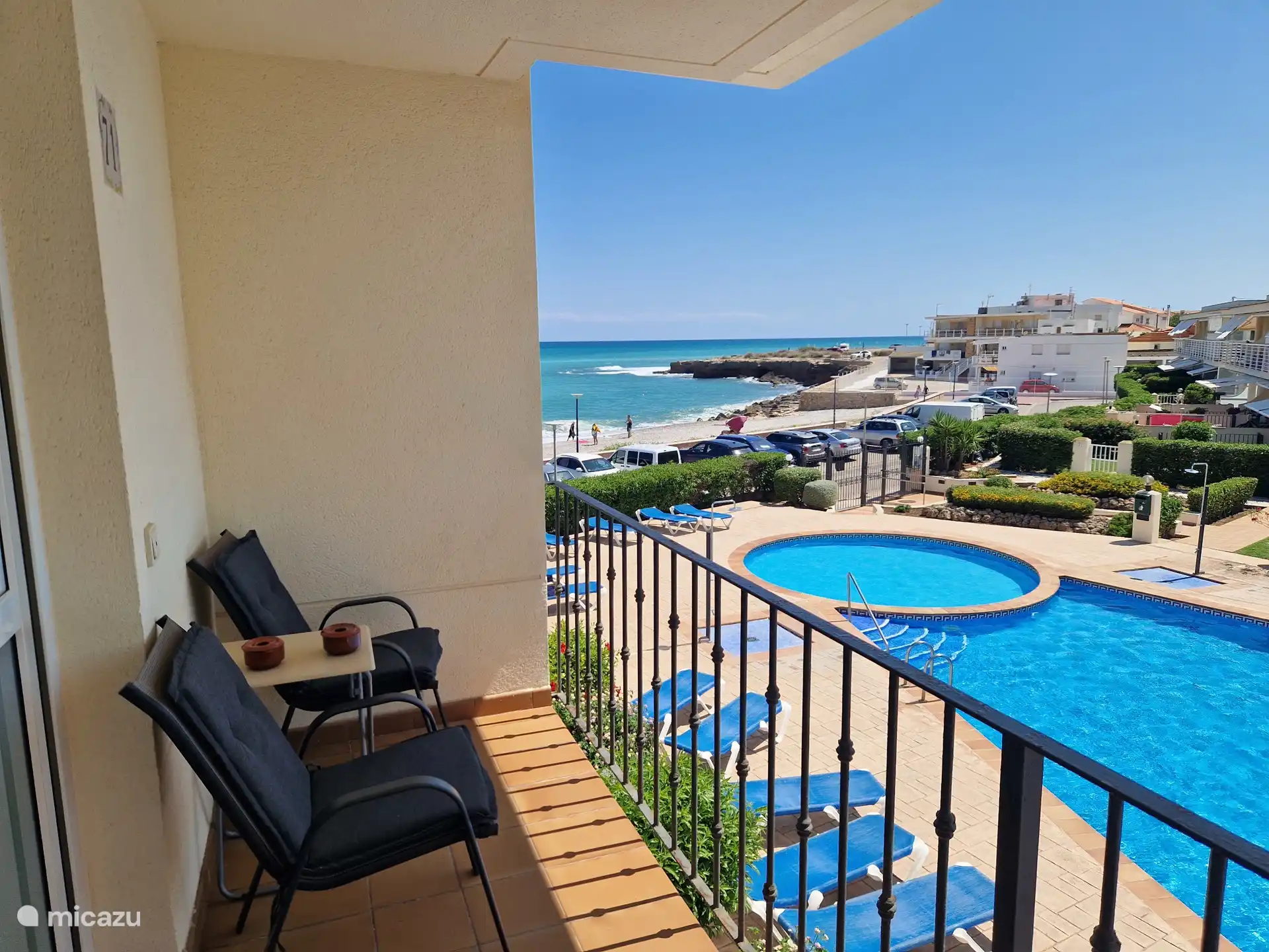Der Balkon auf der Poolseite bietet ebenfalls einen schönen Blick über den Strand und das Meer.