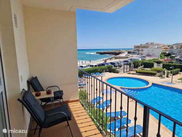 Casa Pescador 'Gonzales 71' en España, Costa del Azahar, Vinaroz - apartamento El balcón al lado de la piscina también ofrece una hermosa vista sobre la playa y el mar.