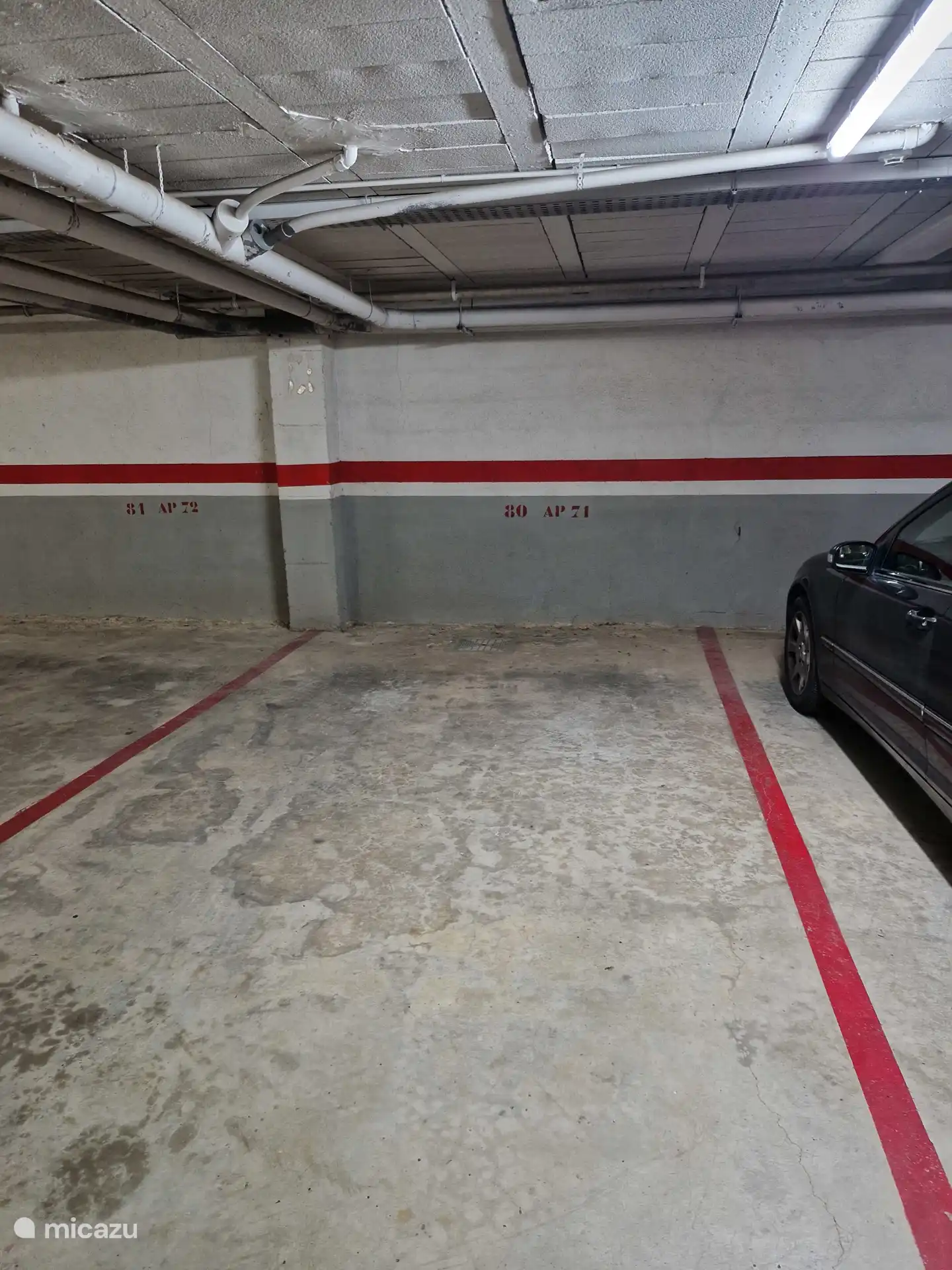 Sie können Ihr Auto in der Garage im Erdgeschoss parken, die Wohnung verfügt über 1 Parkplatz unter dem Komplex.  Sie können auch kostenlos vor dem Komplex parken.