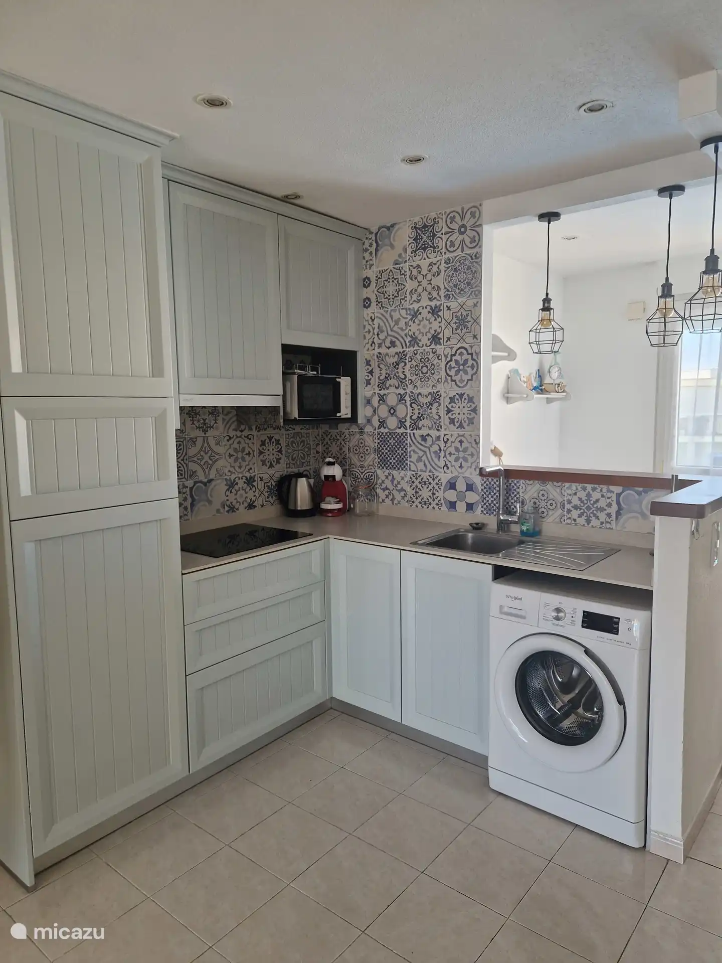 Die schöne offene Küche ist komplett ausgestattet, es gibt eine Dulce Gusto-Kaffeemaschine, so dass Sie auf der Terrasse eine köstliche Tasse Kaffee genießen können.