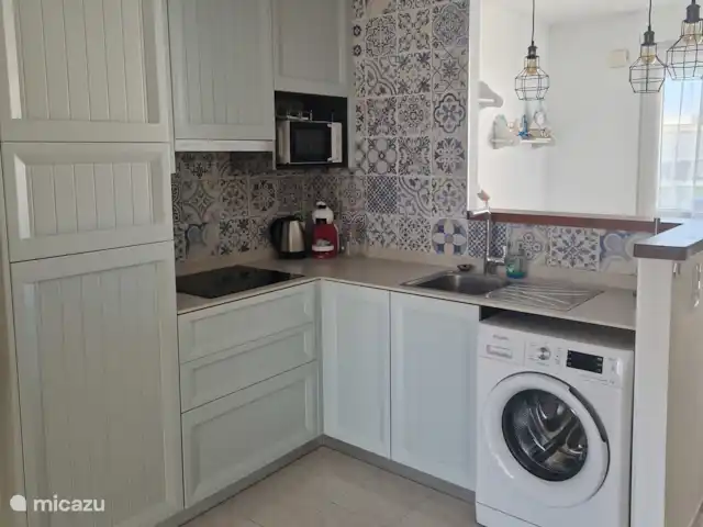 Casa Pescador 'Gonzales 71' en España, Costa del Azahar, Vinaroz - apartamento La bonita cocina abierta está totalmente equipada, hay una cafetera Dulce Gusto para que pueda disfrutar de una deliciosa taza de café en la terraza.