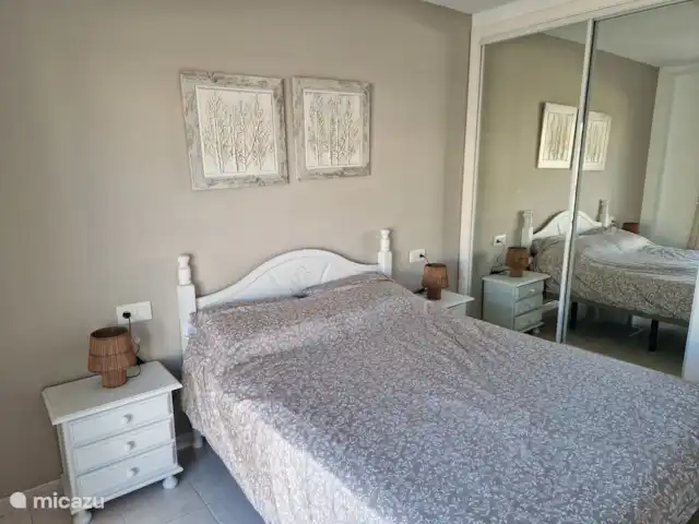 Casa Pescador 'Gonzales 71' en España, Costa del Azahar, Vinaroz - apartamento Dormitorio 1 con cama doble. Ambos dormitorios con ventilador y aire acondicionado (renovado en 2025)