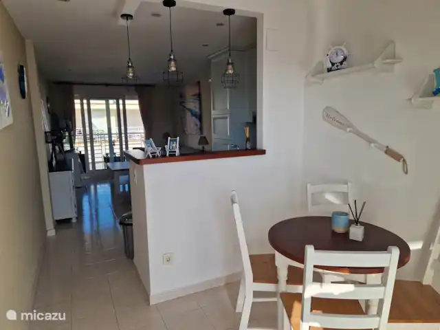 Casa Pescador 'Gonzales 71' en España, Costa del Azahar, Vinaroz - apartamento El bonito comedor ofrece vistas a la piscina y acceso al 2º balcón del lado de la piscina.