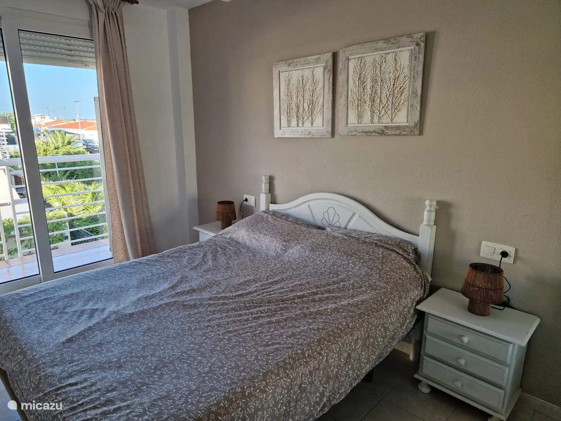 Schlafzimmer 1 mit Doppelbett und Zugang zum Balkon.