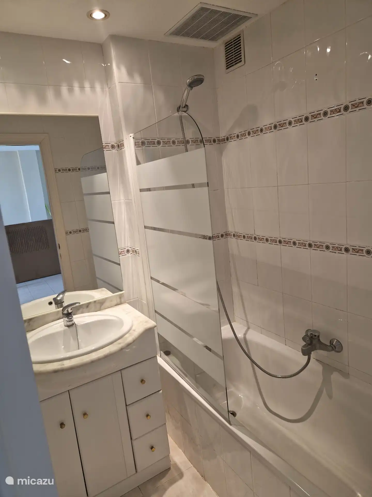 Es gibt 2 Badezimmer, dies ist Badezimmer 1 mit Badewanne