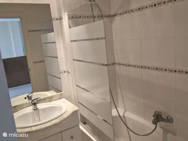 Casa Pescador 'Gonzales 71' en España, Costa del Azahar, Vinaroz - apartamento Hay 2 baños, este es el baño 1 con bañera