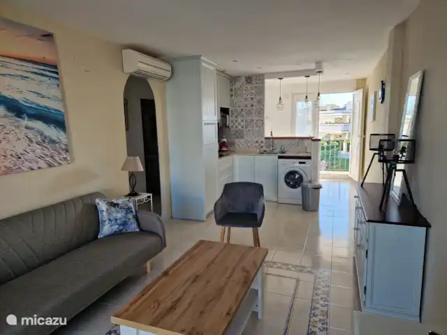 Casa Pescador 'Gonzales 71' en España, Costa del Azahar, Vinaroz - apartamento Desde la sala de estar hay vistas a la cocina y detrás de ella al comedor con vistas a la piscina.