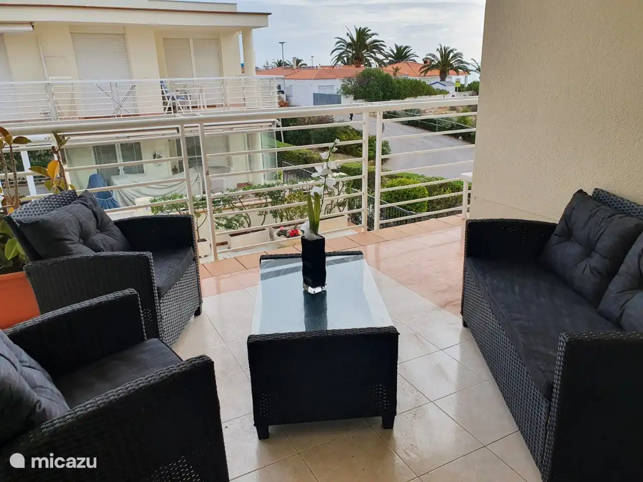 Lounge-Set auf dem Balkon neben dem Wohnzimmer