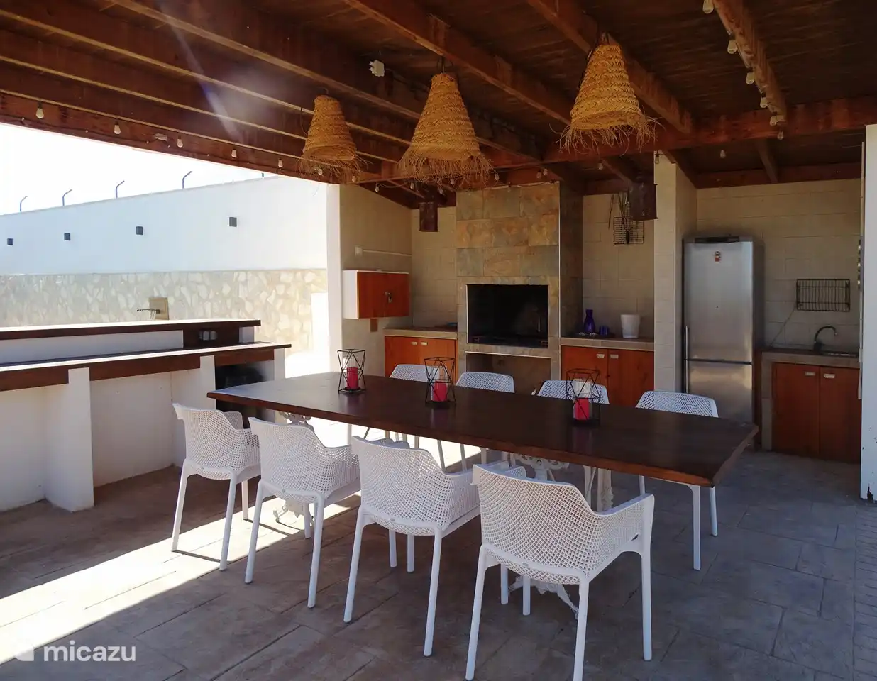 Geräumige Außenküche mit vielen Sitzgelegenheiten