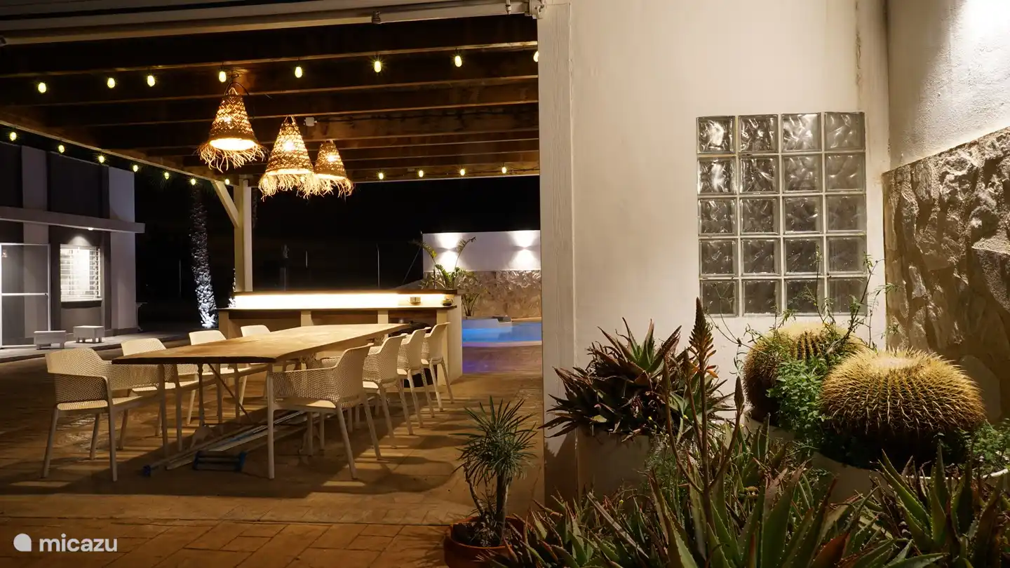 Gemütlich beleuchtete Außenküche