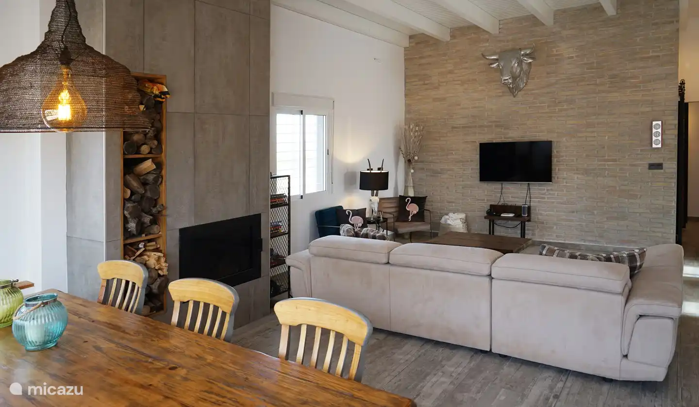 Geräumiges Wohnzimmer