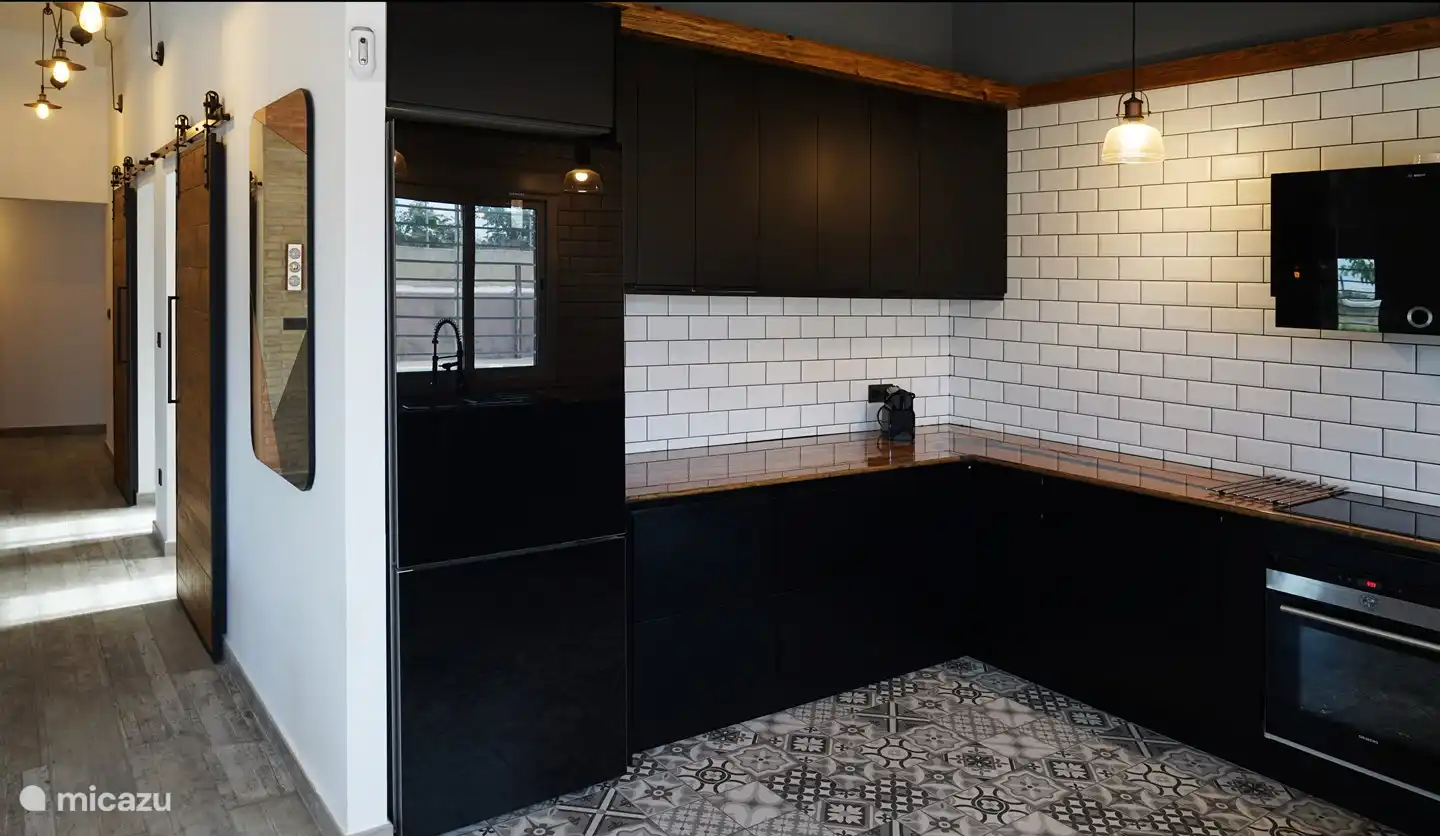 Moderne Küche mit verschiedenen Geräten