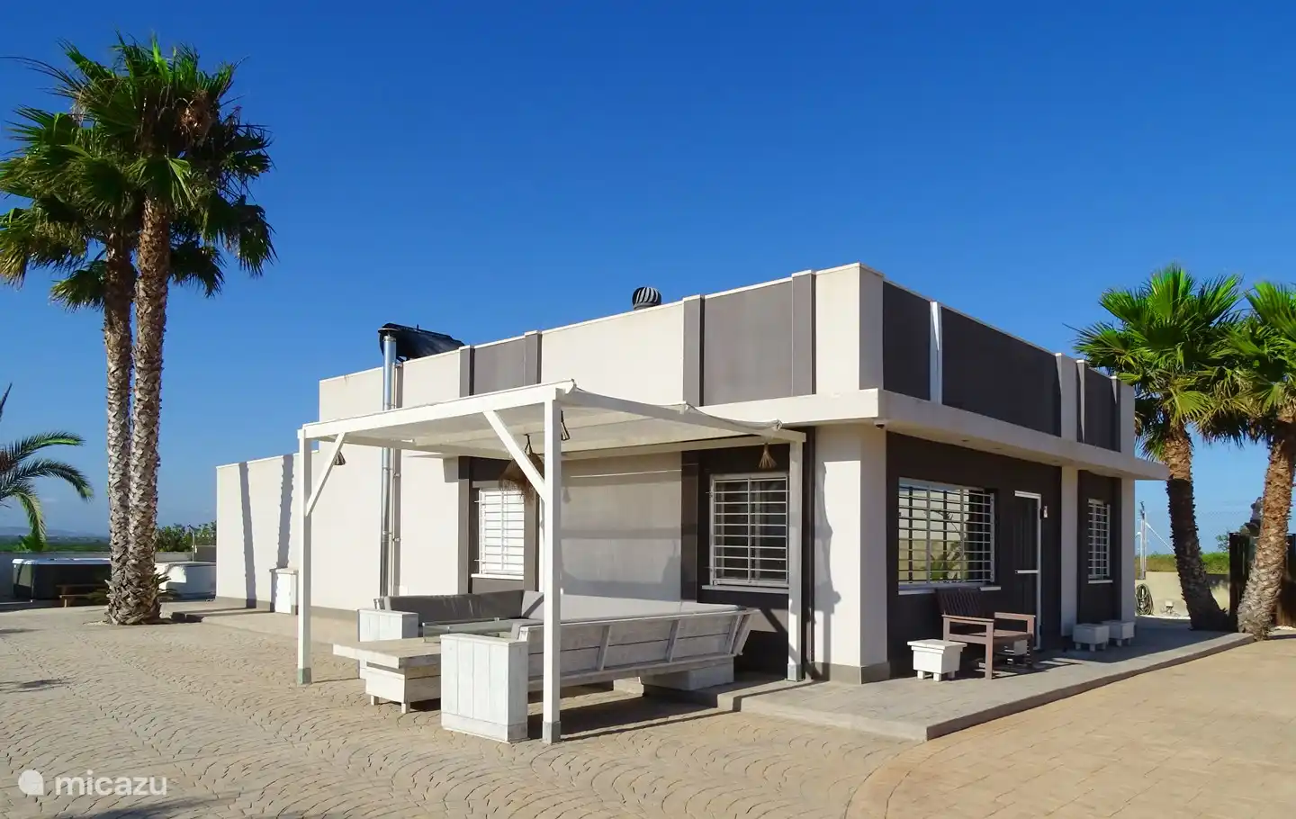 Geräumiger Sitzbereich mit Blick auf die Berge
