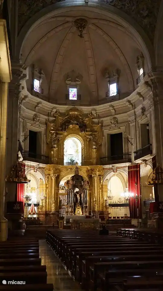 Wenn Sie durch die Stadt Elche spazieren, ist ein Besuch der Basilika Santa Maria sehr zu empfehlen.