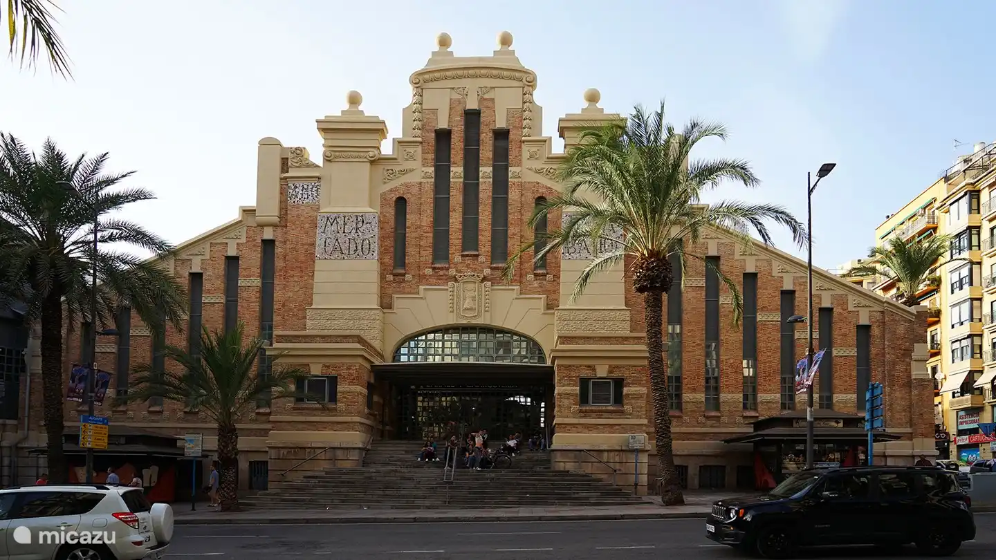 Alicante hat die schönste Markthalle in Spanien. Sie können lecker im Inneren essen.