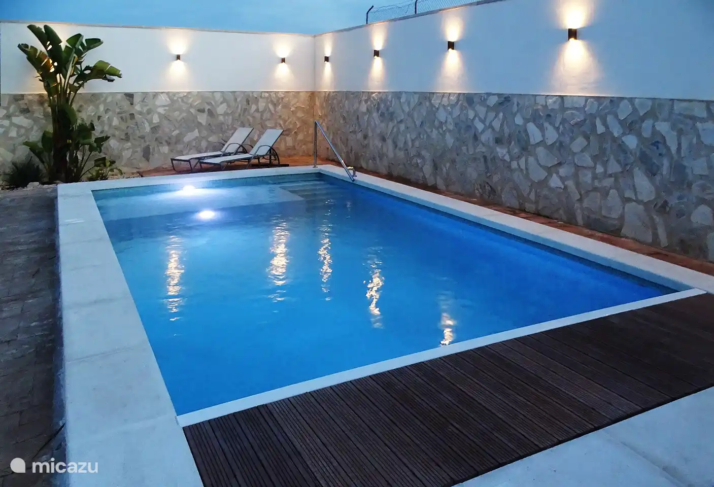 Schwimmbad 4,5 x 8,5 Meter mit verschiedenen Beleuchtungsfarben