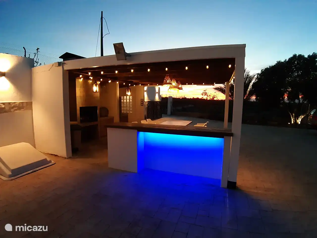 Gemütliche Bar im Freien