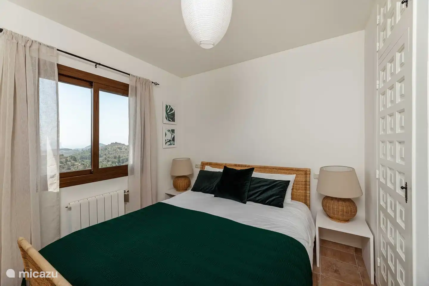 dormitorio con armario empotrado