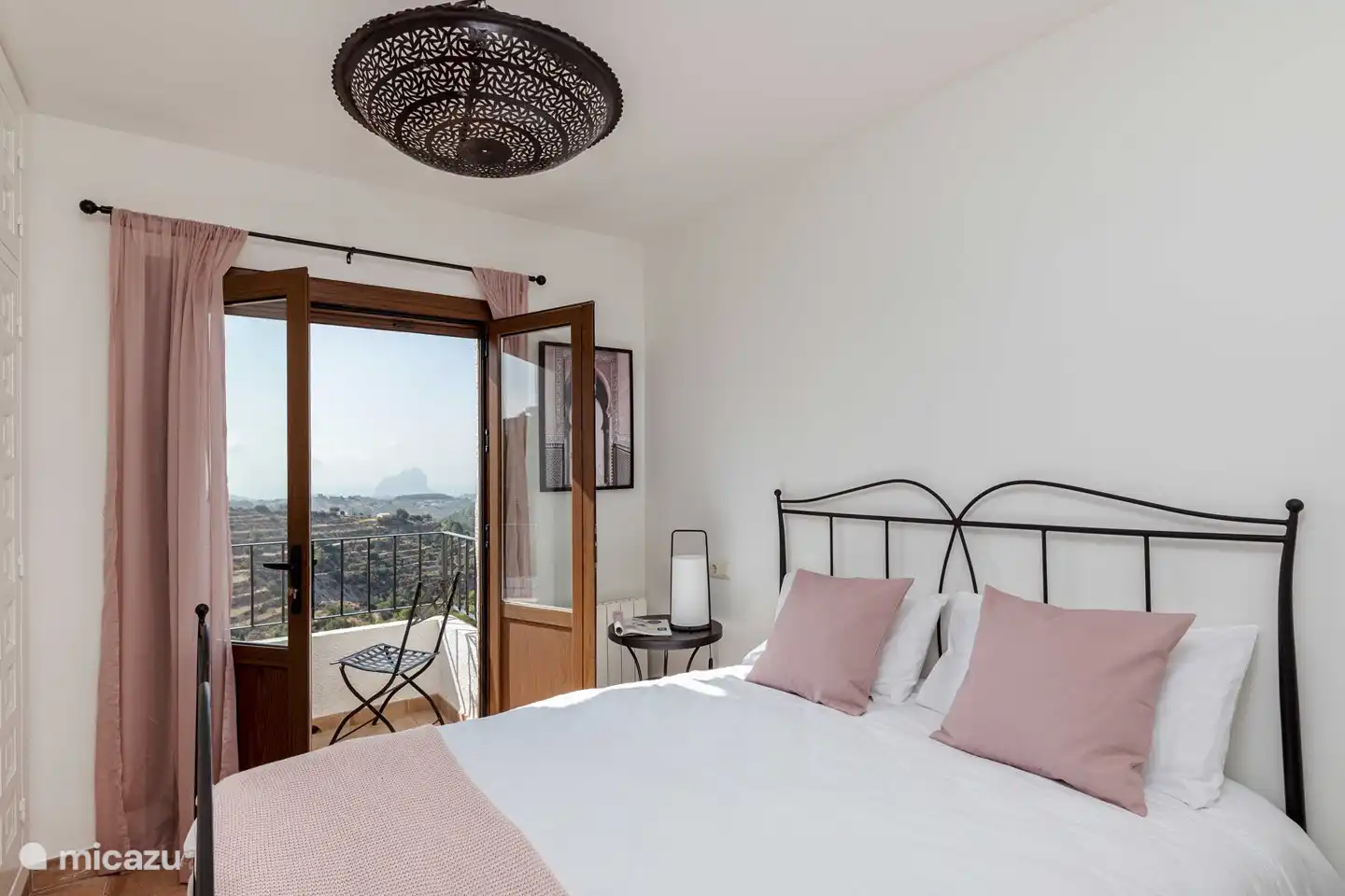 dormitorio con armario empotrado y balcón