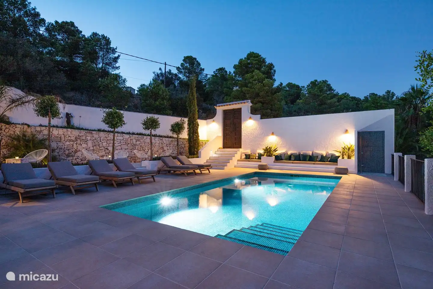 Terraza de la piscina a la luz del atardecer.